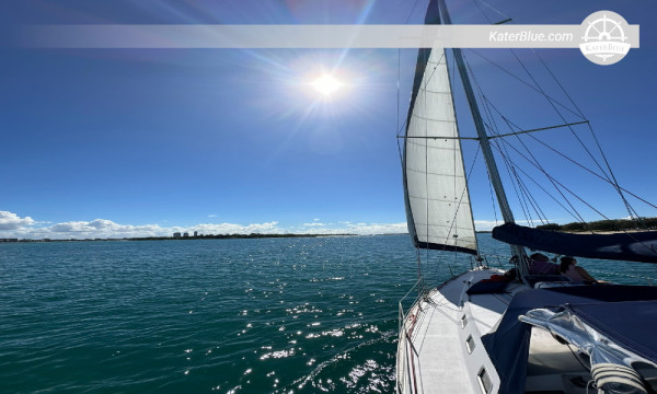 Ganztägiger Segelyachtcharter für 10 Personen in Queensland, Australien