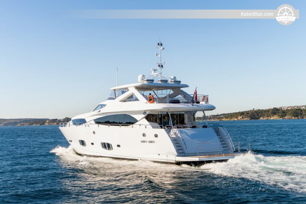 Navire haut de gamme naviguant chaque semaine sur le lac Pittwater, au large de Sydney, en Australie.