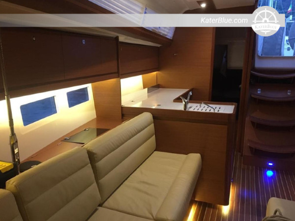 Yacht a vela Dufour di 12 metri con 3 cabine, perfettamente funzionante, anno 2018, in vendita.