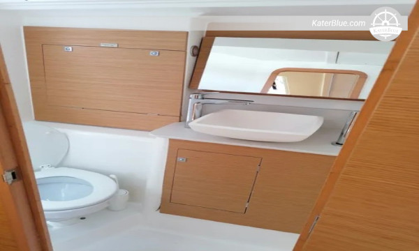 Vendita di yacht a vela Dufour 390 del 2019, perfettamente funzionante, a Capo d'Orlando, Italia.