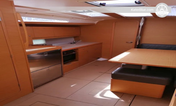 Vendita di yacht a vela Dufour 390 del 2019, perfettamente funzionante, a Capo d'Orlando, Italia.