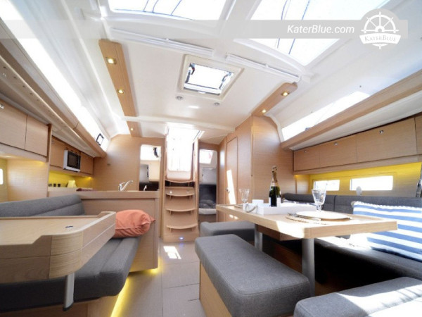 Yacht a vela Dufour di 12 metri con 3 cabine, perfettamente funzionante, anno 2018, in vendita.
