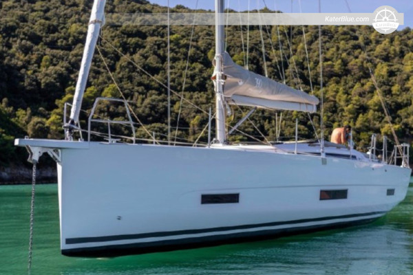 Vendita di yacht a vela Dufour 390 del 2019, perfettamente funzionante, a Capo d'Orlando, Italia.