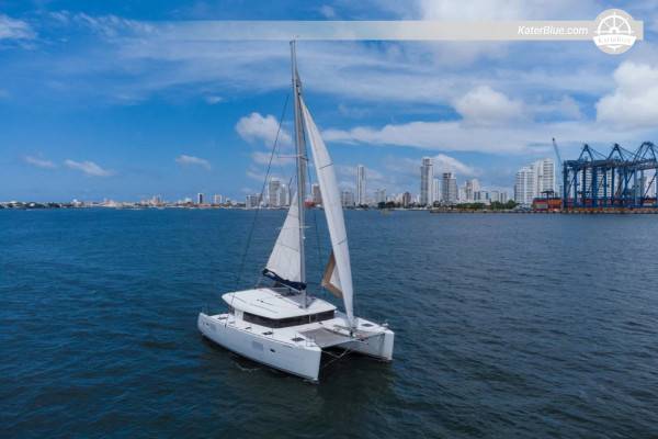 Scenic Islands & Hidden Beaches – 8-Hour Lagoon 40 Catamaran Cruise from Cartagena