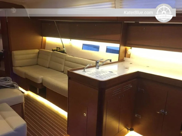Yacht a vela Dufour di 12 metri con 3 cabine, perfettamente funzionante, anno 2018, in vendita.
