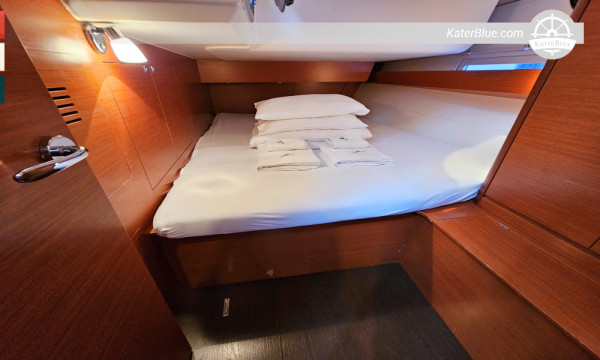 7-Nächte-Bareboat-Charter: Vis, Komiža, Blaue Höhle, Hvar & Brač von Marina Frapa