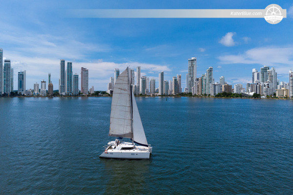 4-stündige Sonnenuntergangsfahrt – Rosario-Inseln, Isla Grande & Playa Blanca an Bord der Lagoon 440 ab Manga