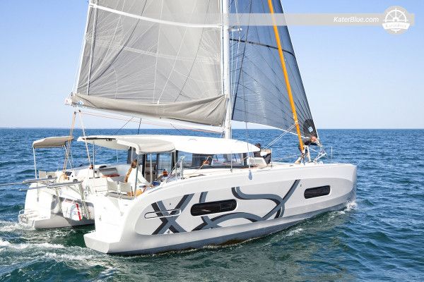 Itinerario lungo la costa meridionale – Da Barcellona a Tarragona a bordo del catamarano Excess 11