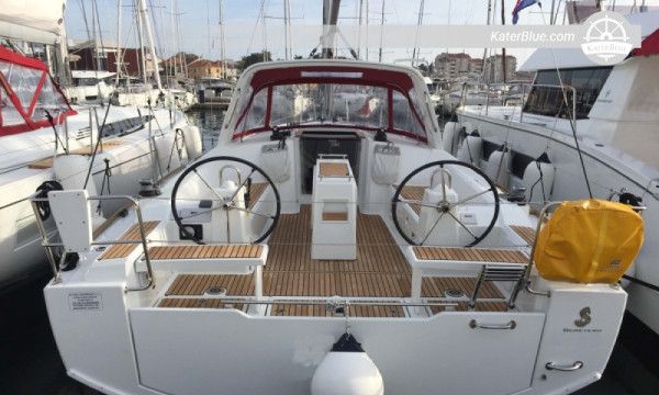 Beneteau Oceanis 38.1, Baujahr 2017 – 3 Kabinen, Doppelsteuerstand, Beiboot, charterfertig, Standort: Kroatien