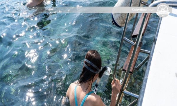رحلة بحرية نهارية إلى جزيرة ليمبونجان من سانور على متن طوف بطول 60 قدمًا