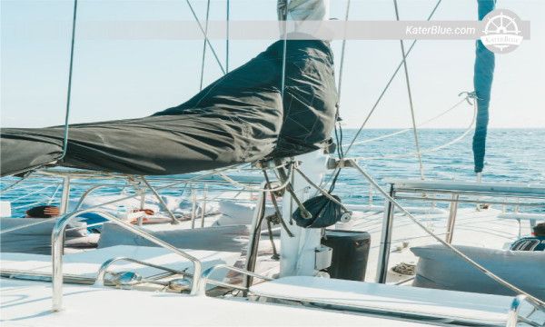 رحلة بحرية نهارية مع قبطان إلى جزيرة ليمبونجان من كوتا على متن قارب كاتاماران بطول 60 قدمًا