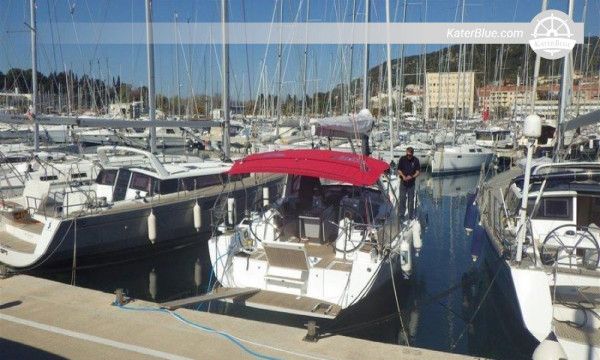 Beneteau Oceanis 41.1, Baujahr 2016 – 3 Kabinen, Bugstrahlruder, Solaranlage, Klimaanlage, kürzlich modernisiert