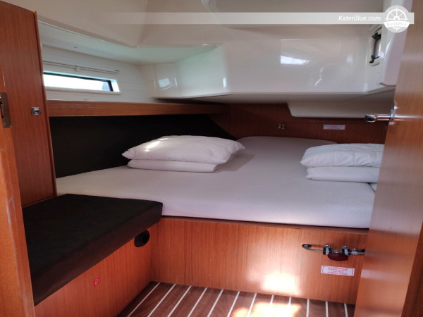 Fuga Ionica: Noleggio di barca a vela senza equipaggio per 7 notti dal porto turistico di Gouvia a Paxos, Antipaxos e alle meraviglie della terraferma.