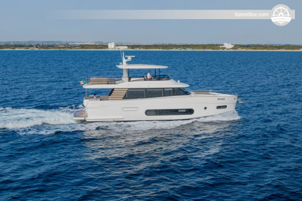 Noleggio di yacht con skipper di 7 notti per Capri, Ischia, Procida e Sorrento da Marina di Stabia a bordo dell'Azimut Magellano 66