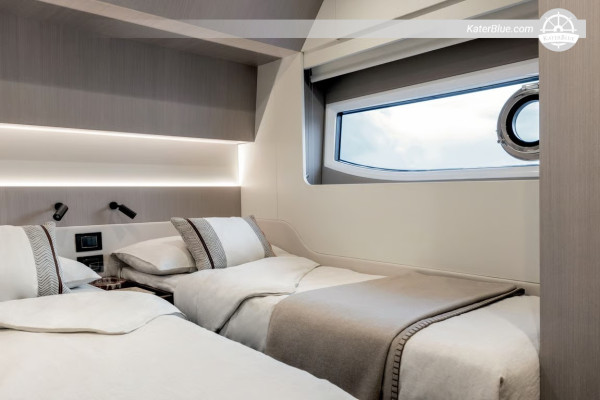 Noleggio yacht con skipper per 7 notti – Costiera Amalfitana da Napoli: Sorrento, Positano, Amalfi e Capri a bordo dell'Azimut Magellano 66