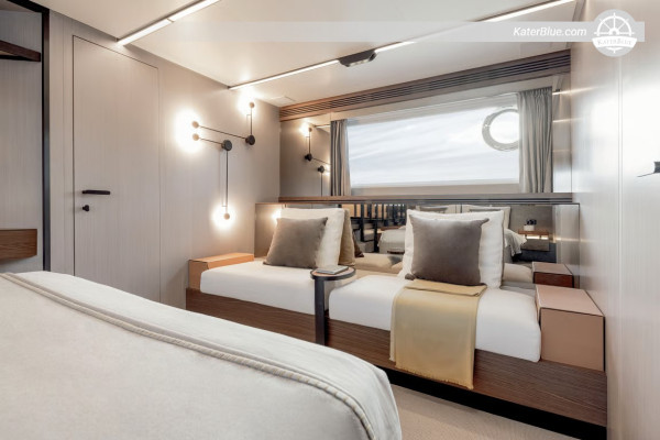 Navigazione lenta lungo la Costiera Amalfitana – Noleggio yacht gastronomico da Napoli: Sorrento, Nerano, Capri, Procida e Ischia