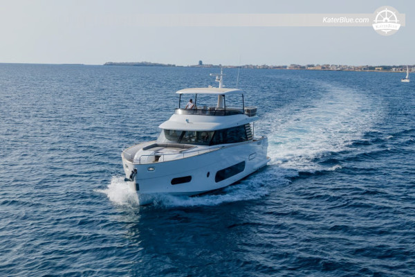 Noleggio yacht di 7 notti alle Isole Pontine da Napoli – Ventotene, Ponza, Palmarola e Ischia a bordo dell'Azimut Magellano 66