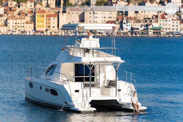 Kotorinlahden historiallinen päivächarteri – Leopard 40 -kipparikatamaraani Tivatista Perastiin, Gospel Oasi od Škrpjela, Verigensalmi, Porto Montenegro