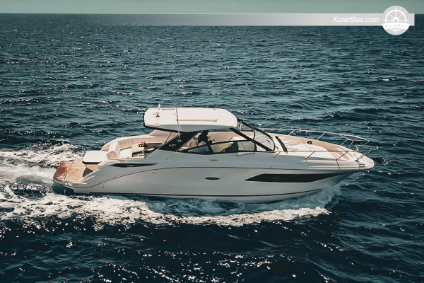 Passeio de barco ao pôr do sol em Ayia Napa - Grutas Marinhas, Ponte do Amor, Cabo Greco - Privado, 2 horas - Lancha SEA RAY 320, com capitão, partindo do porto de Ayia Napa, com opção de nado na Baía de Konnos, lanches e bebidas para até 11 pessoas.