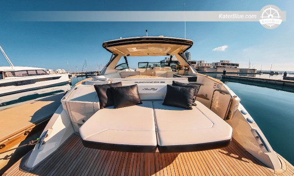 Passeio de barco ao pôr do sol em Ayia Napa - Grutas Marinhas, Ponte do Amor, Cabo Greco - Privado, 2 horas - Lancha SEA RAY 320, com capitão, partindo do porto de Ayia Napa, com opção de nado na Baía de Konnos, lanches e bebidas para até 11 pessoas.