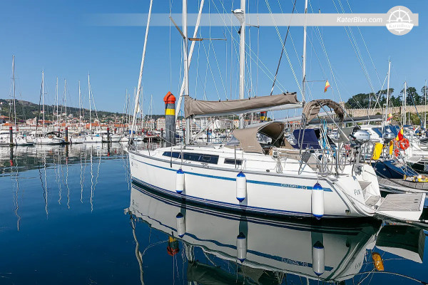 Rilassante noleggio settimanale di barca a vela senza equipaggio lungo la costa, con partenza da Baiona.