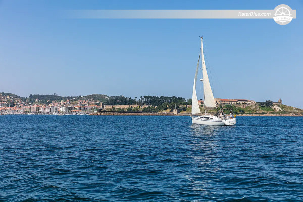 Noleggio settimanale di barca a vela senza equipaggio tra vino e villaggi nella Ría de Arousa.