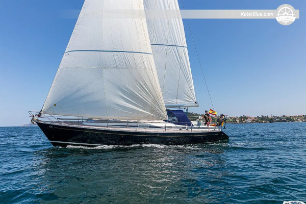 Relax e piacevole crociera settimanale in barca a vela senza equipaggio lungo la costa, con partenza da Baiona, Spagna.