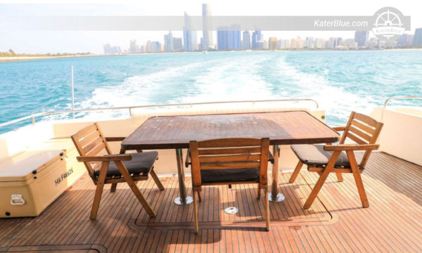 Louvre & Mangrove Cruise – 8 uur durende culturele en natuurrijke dag aan boord van een privéschip, de Princess Plymouth, met uitzicht op de Corniche, fotostop bij het Louvre, kajakken in de oostelijke mangroves en lunch aan boord.