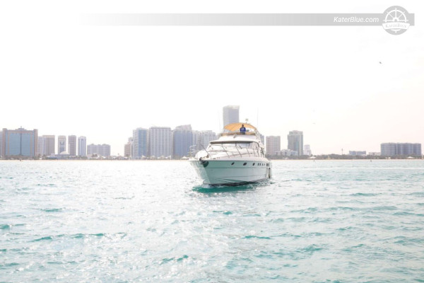 Avontuurlijke cruise naar Yas Island – 8 uur durende privé-dagtocht vanuit Abu Dhabi Marina met zwemmen op Yas Beach, snorkelen, suppen, uitzicht op Ferrari World, Yas Channel en een drankje bij zonsondergang.