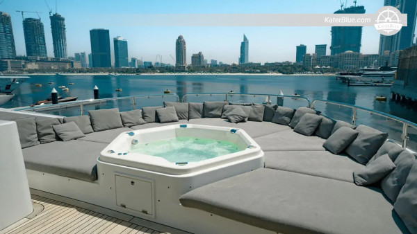 Escapada de 7 dias para Abu Dhabi a bordo do superiate Sunseeker 131 de três decks, partindo da Marina de Dubai.