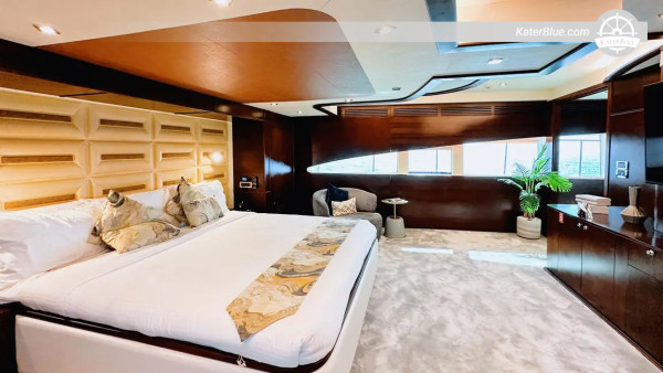 Viagem de 7 dias por Abu Dhabi a bordo do superiate Majesty de 140 pés com três decks, partindo da Marina de Dubai.