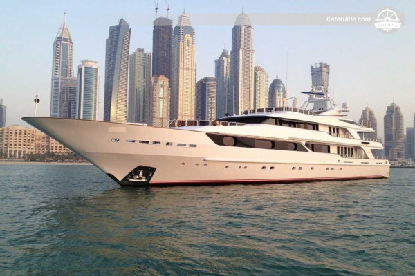 Týdenní charter superjachet na Benetti 164 – Palm Jumeirah, ostrov Al Marjan, Abu Dhabi Corniche, Saadiyat, ostrov Yas, Sir Bani Yas a světové ostrovy