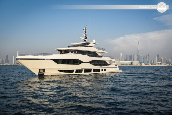 Iate de luxo Majesty 120 de 37 metros, com três decks e cabine de comando elevada, à venda em 2022, com jacuzzi e clube de praia.