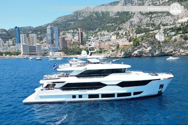 Iate de luxo Majesty 120 de 37 metros, com três decks e cabine de comando elevada, à venda em 2022, com jacuzzi e clube de praia.