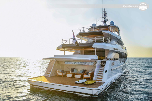 Iate de luxo Majesty 120 de 37 metros, com três decks e cabine de comando elevada, à venda em 2022, com jacuzzi e clube de praia.