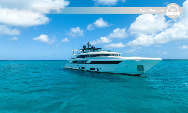 Iate de luxo de deslocamento de longo alcance Custom Line Navetta 42 de 42 metros, ano 2020, à venda com alcance transoceânico.