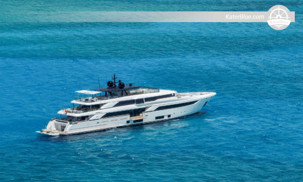 Iate de luxo de deslocamento de longo alcance Custom Line Navetta 42 de 42 metros, ano 2020, à venda com alcance transoceânico.