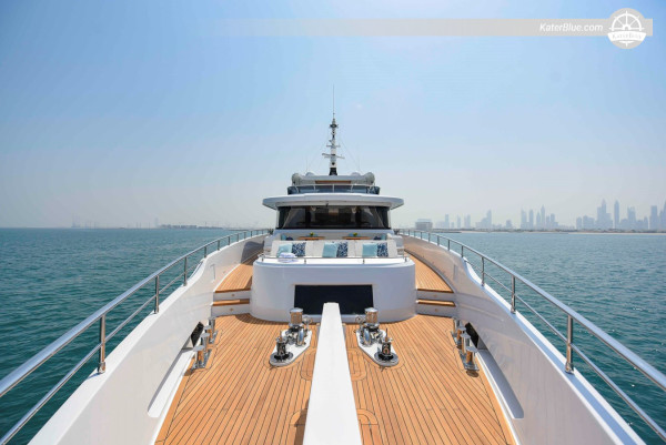 Iate de luxo Majesty 120 de 37 metros, com três decks e cabine de comando elevada, à venda em 2022, com jacuzzi e clube de praia.