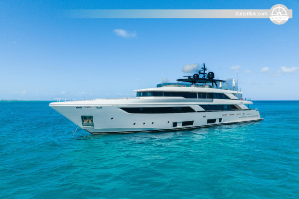 Iate de luxo de deslocamento de longo alcance Custom Line Navetta 42 de 42 metros, ano 2020, à venda com alcance transoceânico.