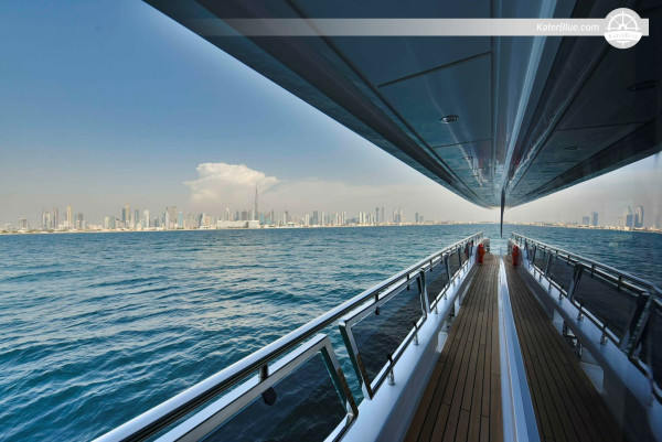 Iate de luxo Majesty 120 de 37 metros, com três decks e cabine de comando elevada, à venda em 2022, com jacuzzi e clube de praia.