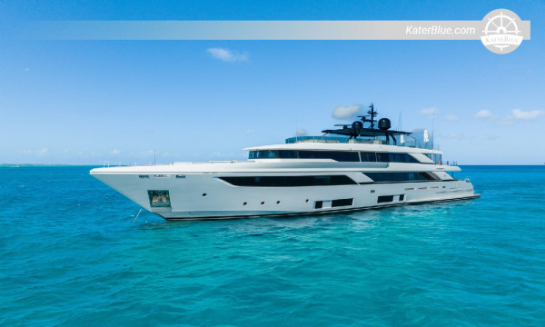 Iate de luxo de deslocamento de longo alcance Custom Line Navetta 42 de 42 metros, ano 2020, à venda com alcance transoceânico.