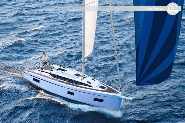 Noleggio di una barca a vela senza equipaggio per una settimana nelle Cicladi, con partenza da Atene e tappe a Kythnos, Syros e Kea.
