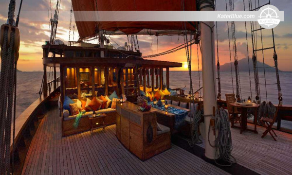 Lyxig yachtcharter med övernattning i expeditionsstil - Tema med avlägsna rev från Labuan Bajo (40,2 m traditionell yacht, 3 sviter med kingsize-säng, upp till 14 gäster)