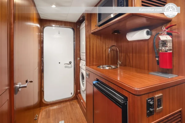 2010 Ocean Alexander 80 Motoryacht 24.38m, 3 Ensuite Cabins + Crew, Twin CAT C32 3,300HP – For Sale in Seattle (US Flag)