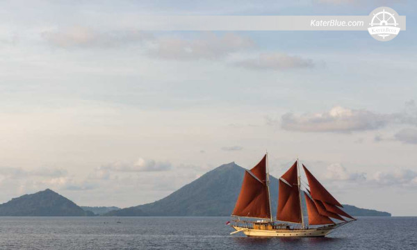 Lyxig yachtcharter med övernattning i öppet vatten - kryssning på Savu Sea Sea från Labuan Bajo med tema för avlägsen ankring (40,2 m, upp till 14 gäster)