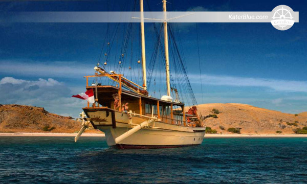 Lyxig yachtcharter med övernattning i expeditionsstil - Tema med avlägsna rev från Labuan Bajo (40,2 m traditionell yacht, 3 sviter med kingsize-säng, upp till 14 gäster)