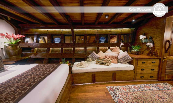 Lyxig yachtcharter med övernattning - Östra Flores kustrutt från Labuan Bajo (40,2 m traditionell yacht, 3 sviter med kingsize-säng, upp till 14 gäster)