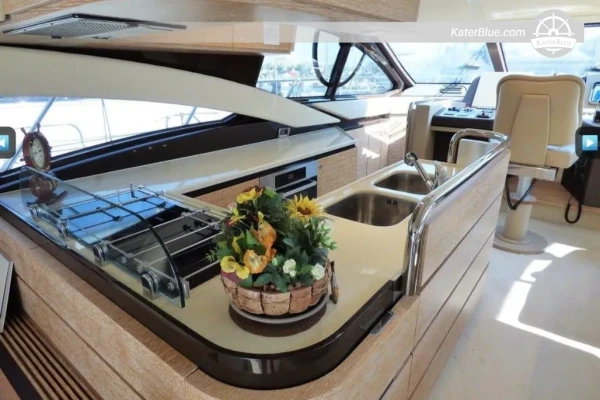 Iate a motor Azimut 60 (2013) com flybridge à venda – 18,7 m – 3 cabines – Poucas horas de uso – Dalmácia, Croácia