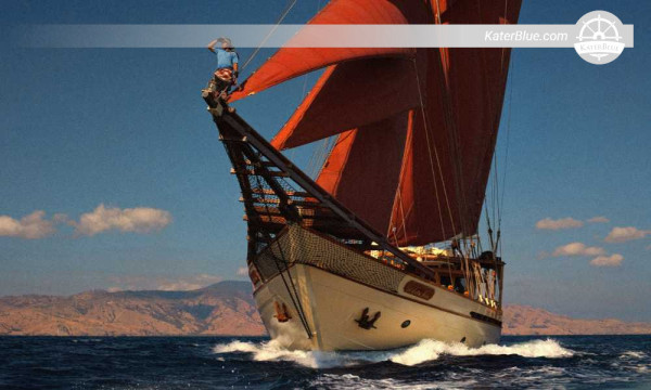 Lyxig yachtcharter med övernattning - Östra Flores kustrutt från Labuan Bajo (40,2 m traditionell yacht, 3 sviter med kingsize-säng, upp till 14 gäster)