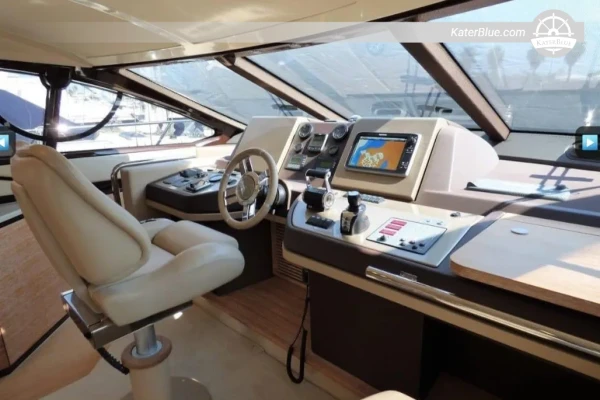 Iate a motor Azimut 60 (2013) com flybridge à venda – 18,7 m – 3 cabines – Poucas horas de uso – Dalmácia, Croácia